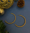 Brinco argola com bolas lisas banhado a ouro 18k