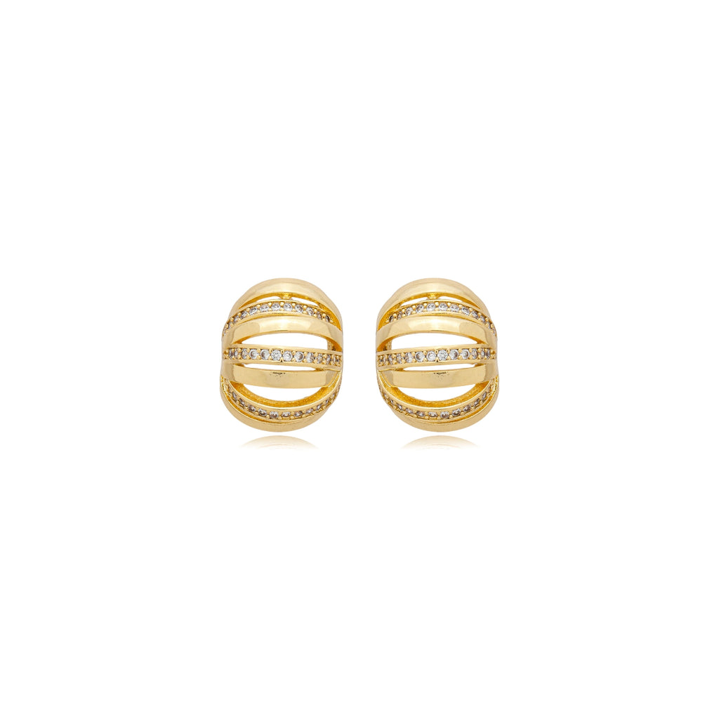 Brinco redondo com detalhes vazados e 3 listras com zircônias banhado a ouro 18k