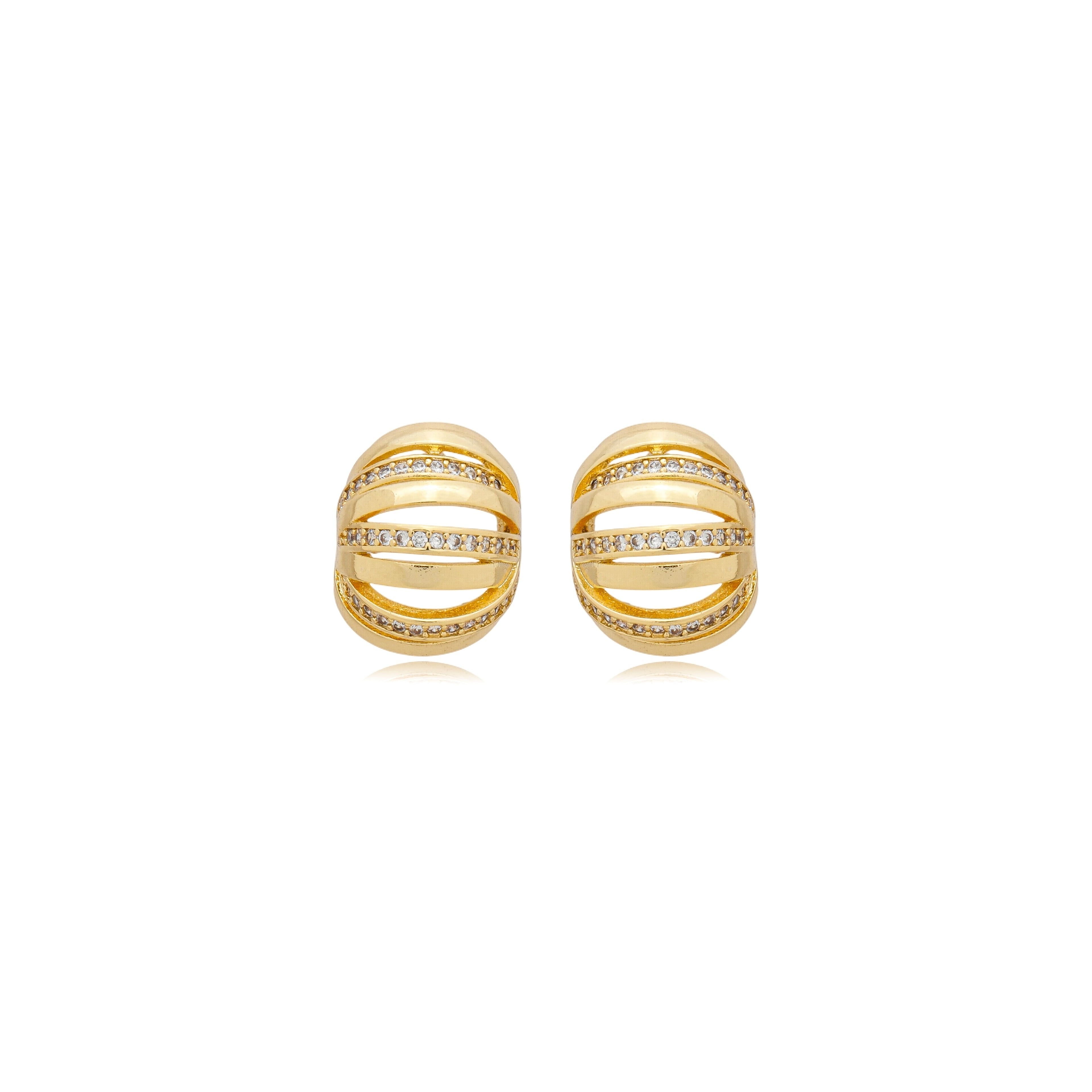 Brinco redondo com detalhes vazados e 3 listras com zircônias banhado a ouro 18k