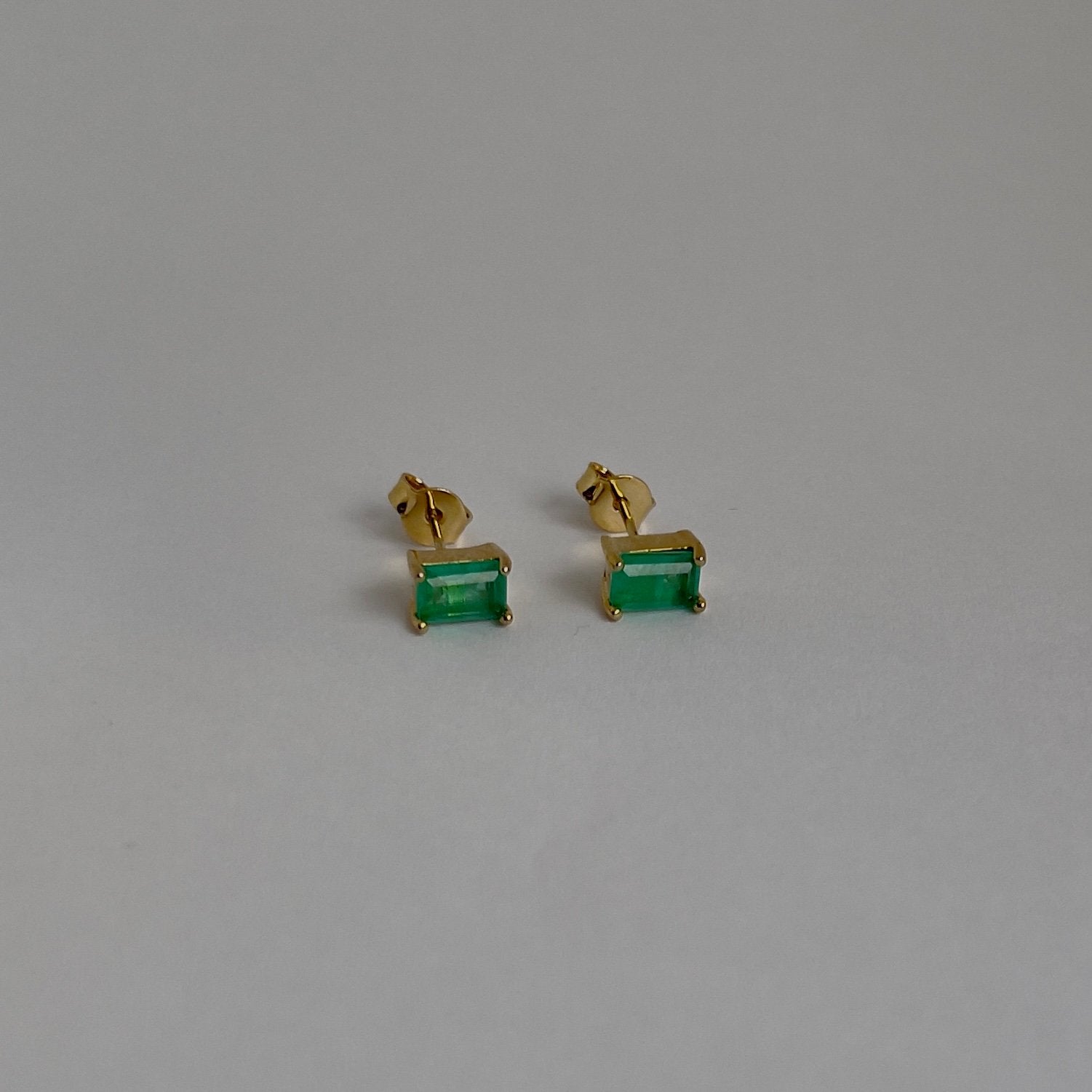 Brinco Mini Retângulo Pedra Fusion Verde Banhado a Ouro 18k