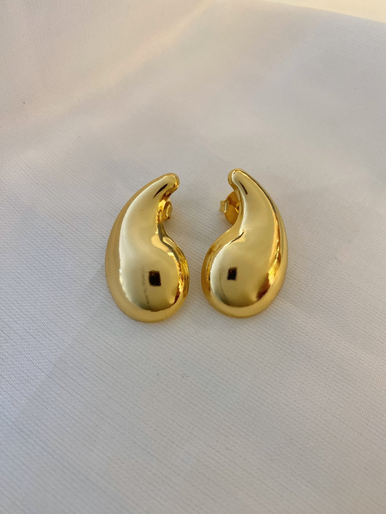 Brinco gota lisa 31mm inspiração banhado a ouro 18k