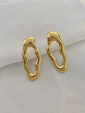 Brinco orgânico oval vazado banhado a ouro 18k