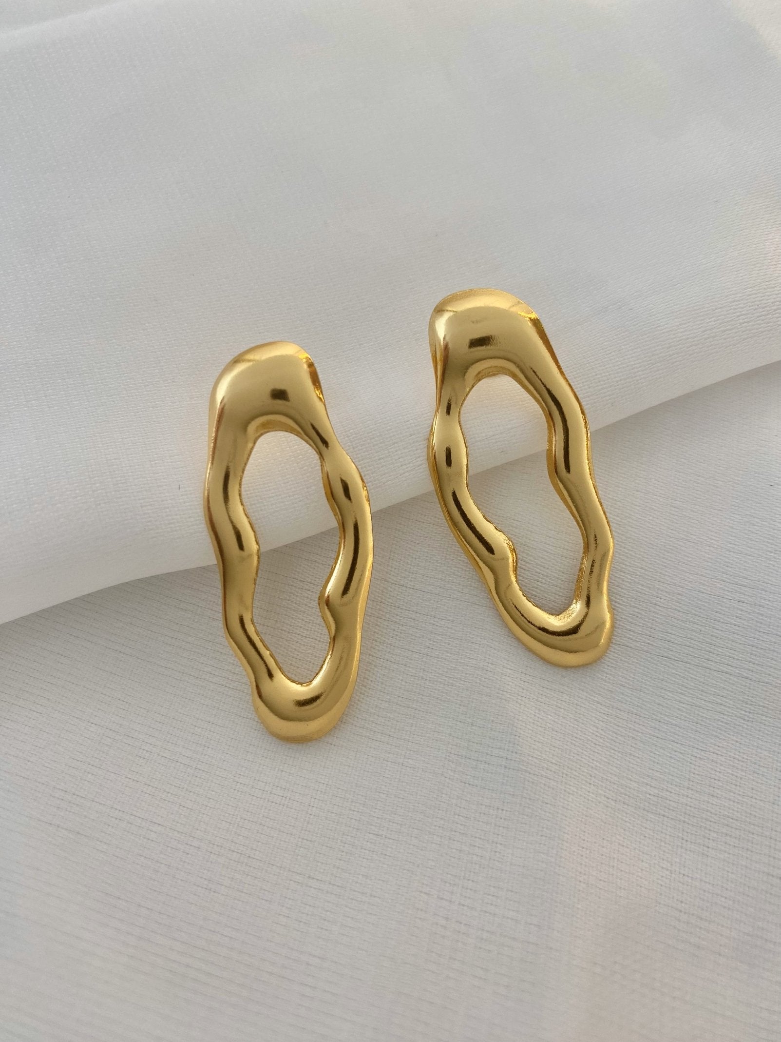 Brinco orgânico oval vazado banhado a ouro 18k