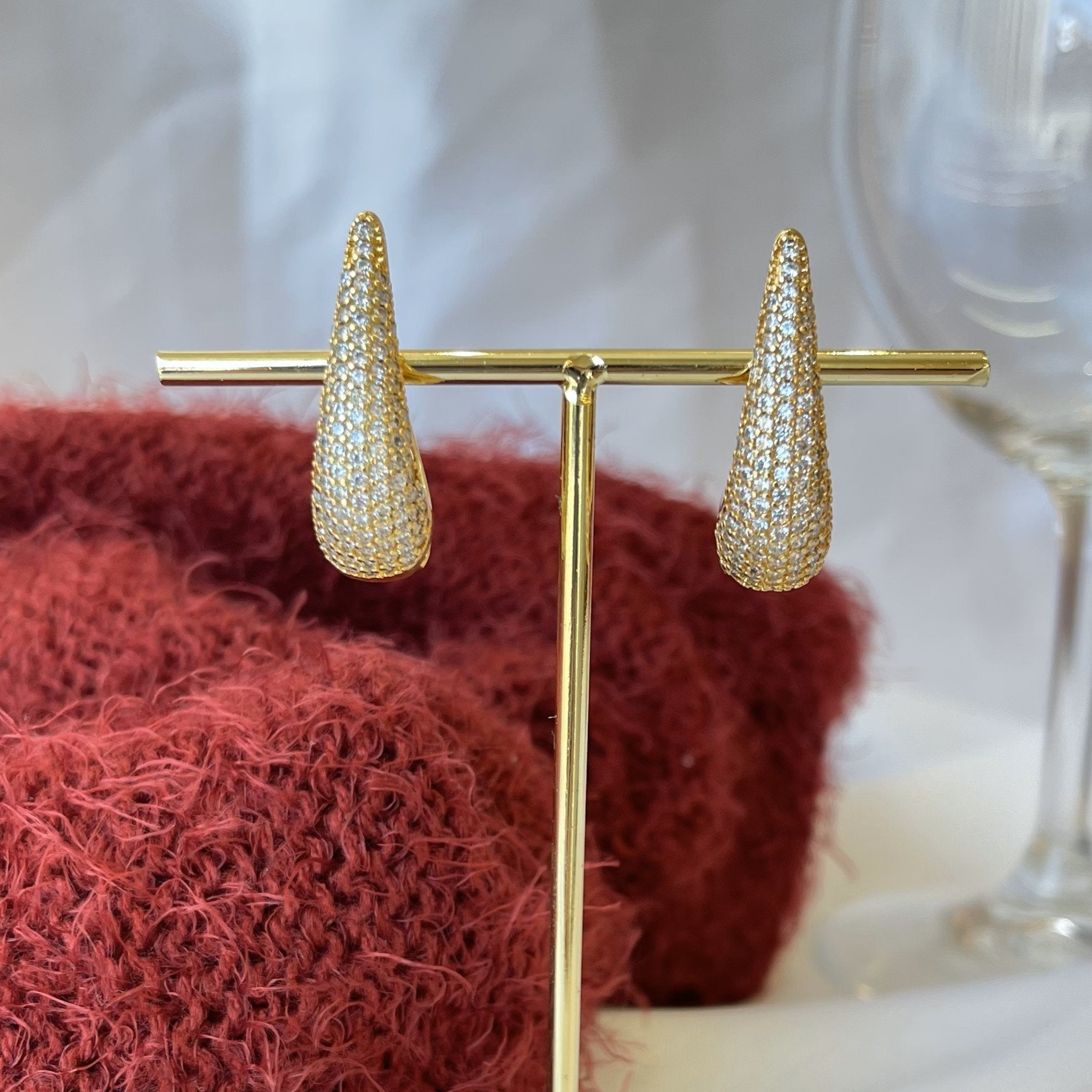 Brinco gota cravejada grande banhado a ouro 18k