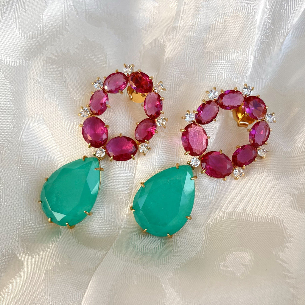 Conjunto gota natural e cristais ovais com zircônias banhado a ouro 18k