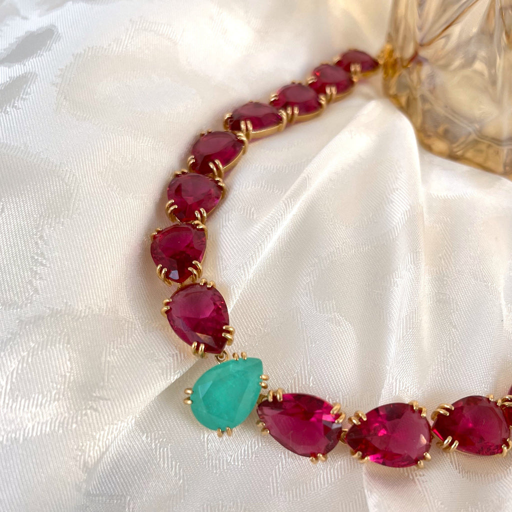 Conjunto gota natural e cristais ovais com zircônias banhado a ouro 18k