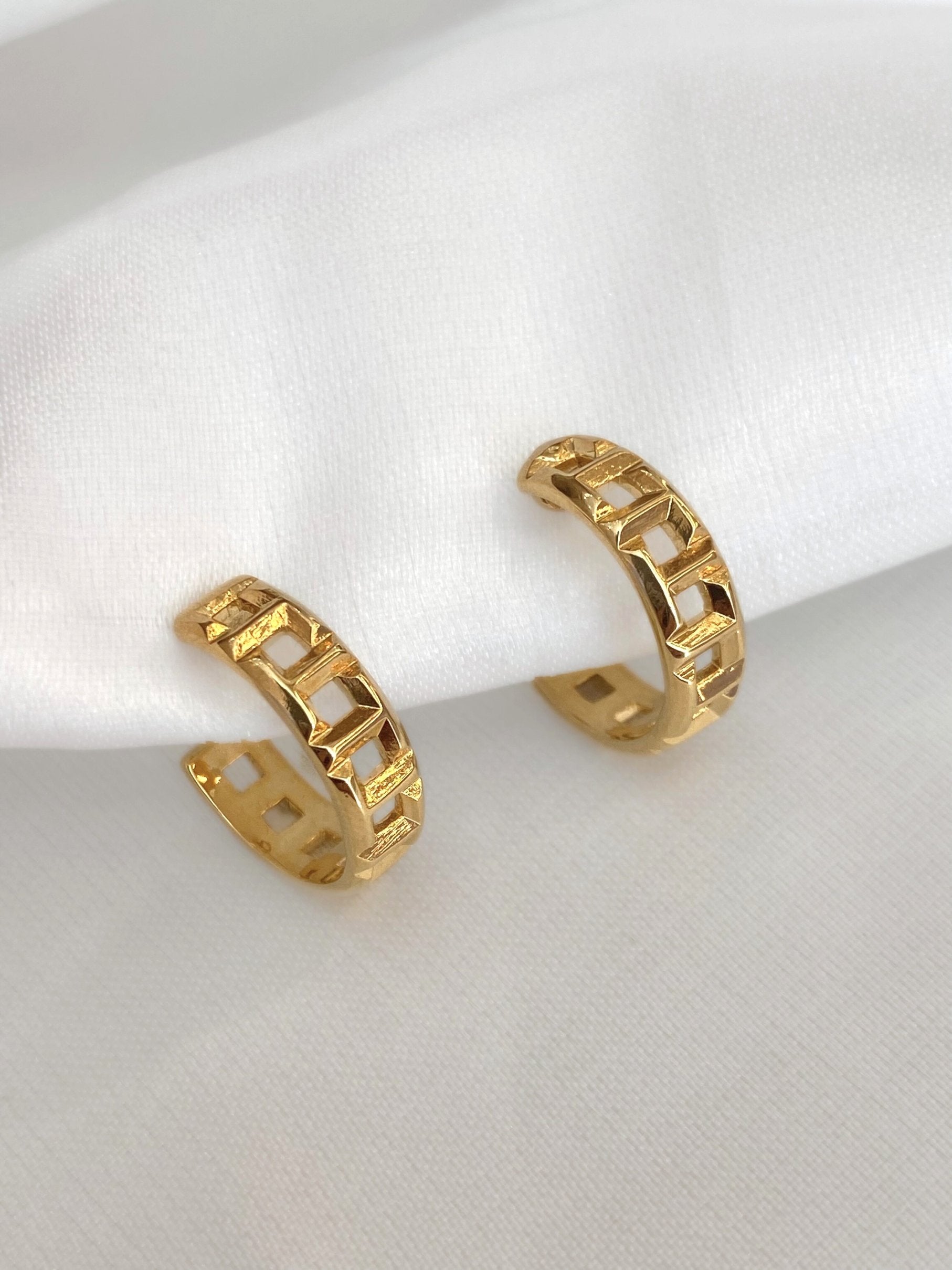 Brinco argola quadrados lisos banhado a ouro 18k