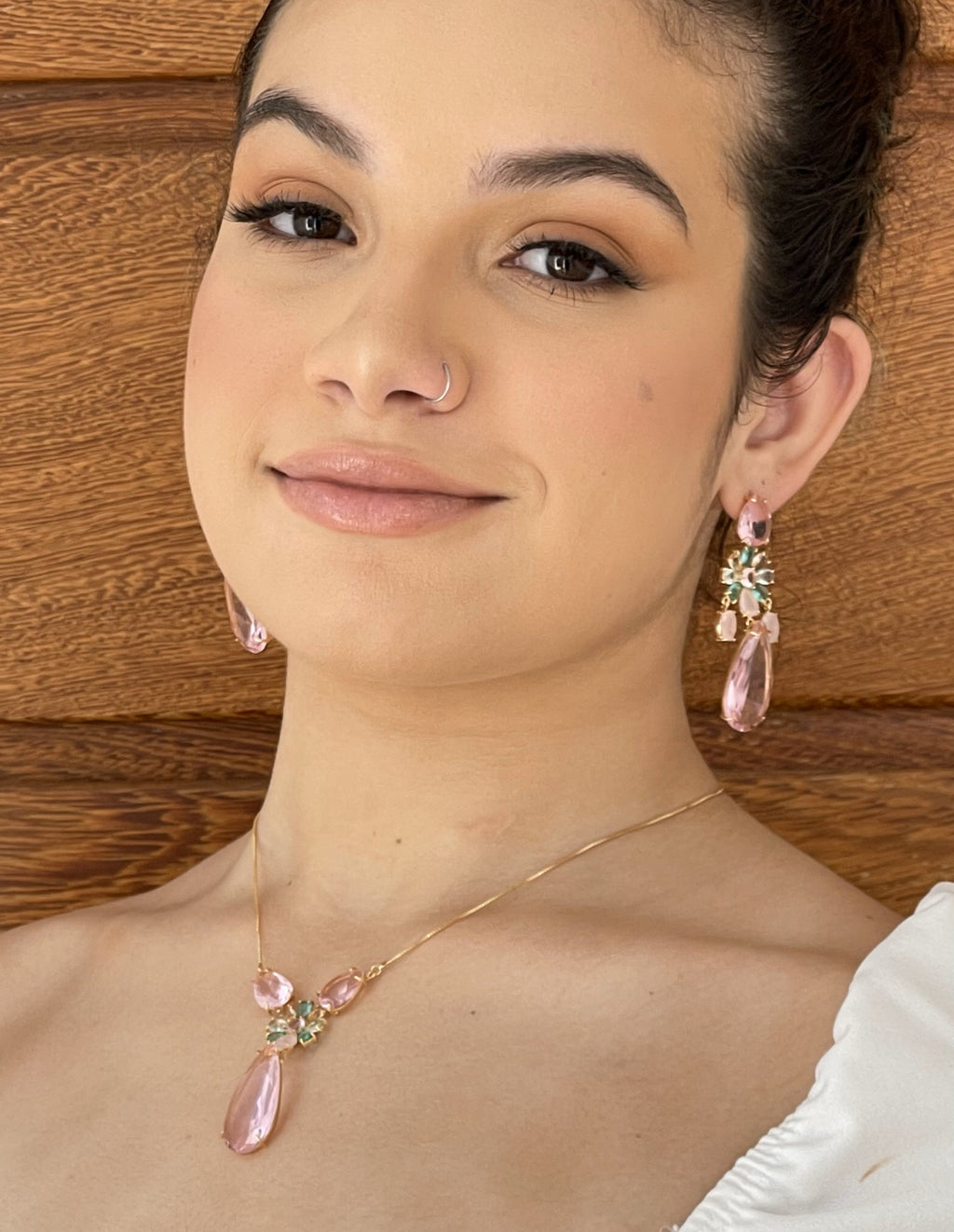 Conjunto flor gota cristal com pedras banhado a ouro 18k