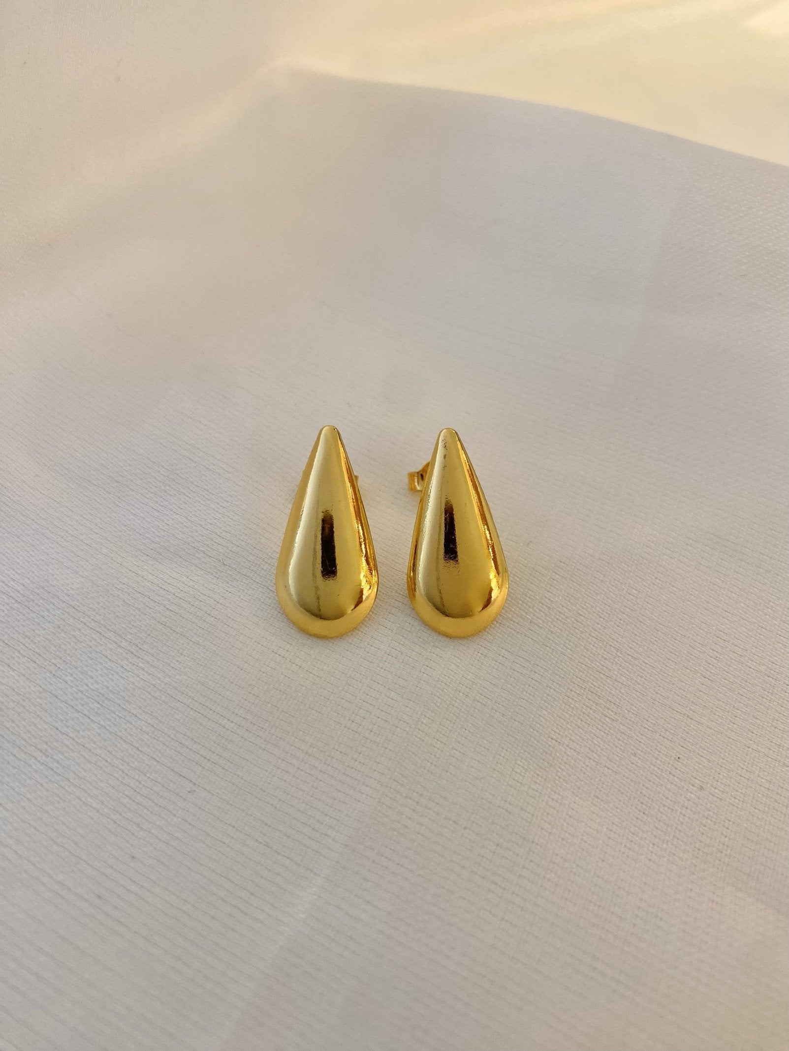 Brinco gota abaulada reta 20mm banhado a ouro 18k