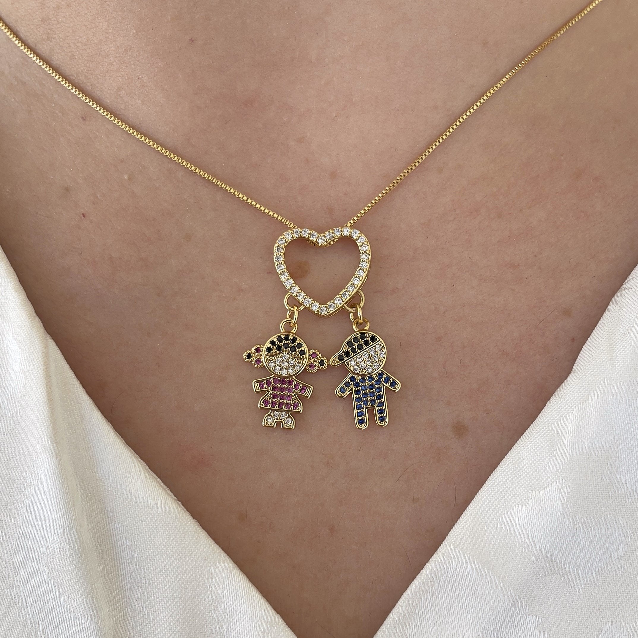 Colar 1 menina e 1 menino com coração cravejados color banhado a ouro 18k