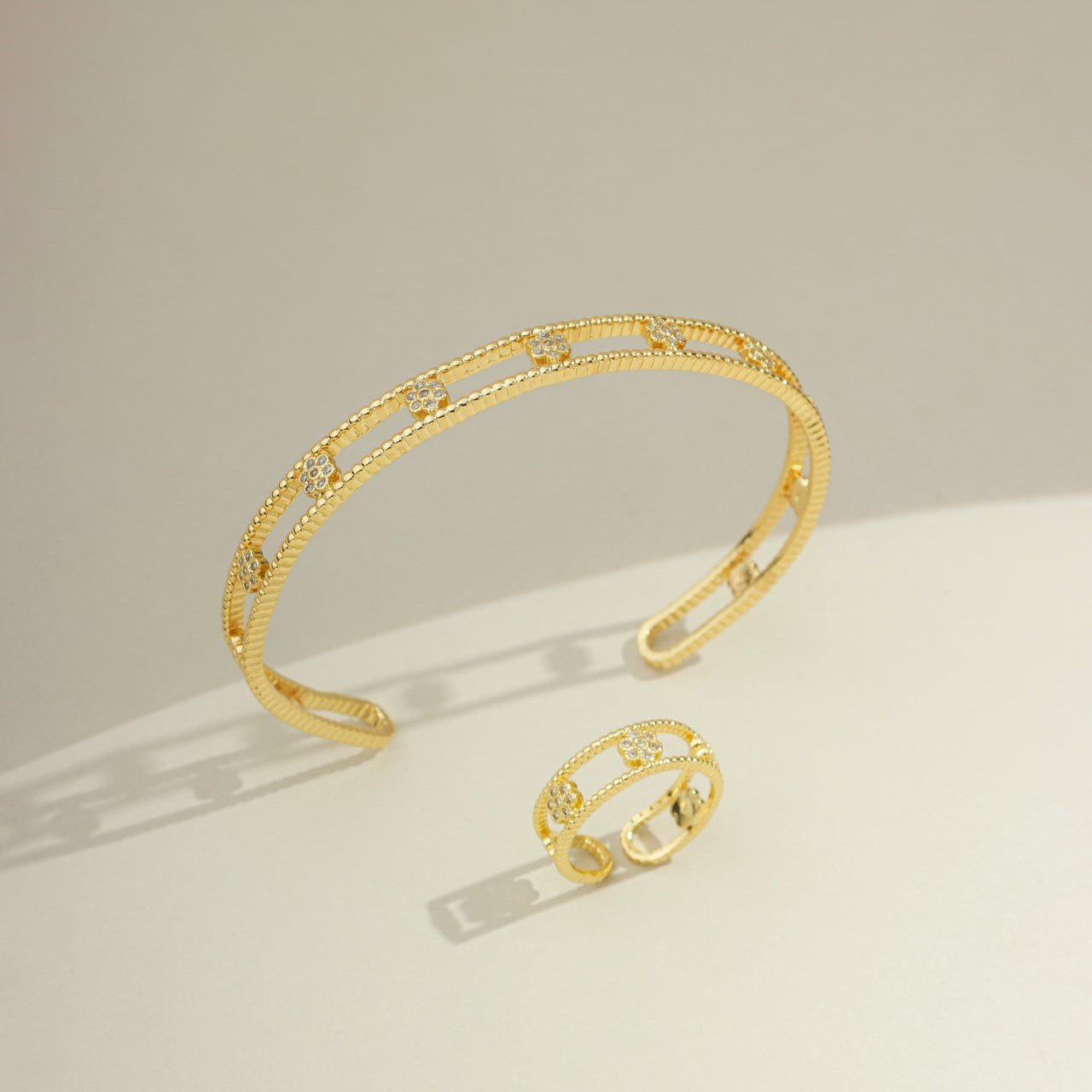 Bracelete florzinhas cravejados banhado a ouro 18k