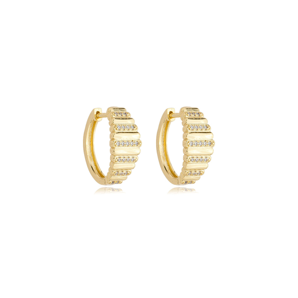 Brinco argola de click detalhes listras lisas e cravejadas 1,7cm banhado a ouro 18k