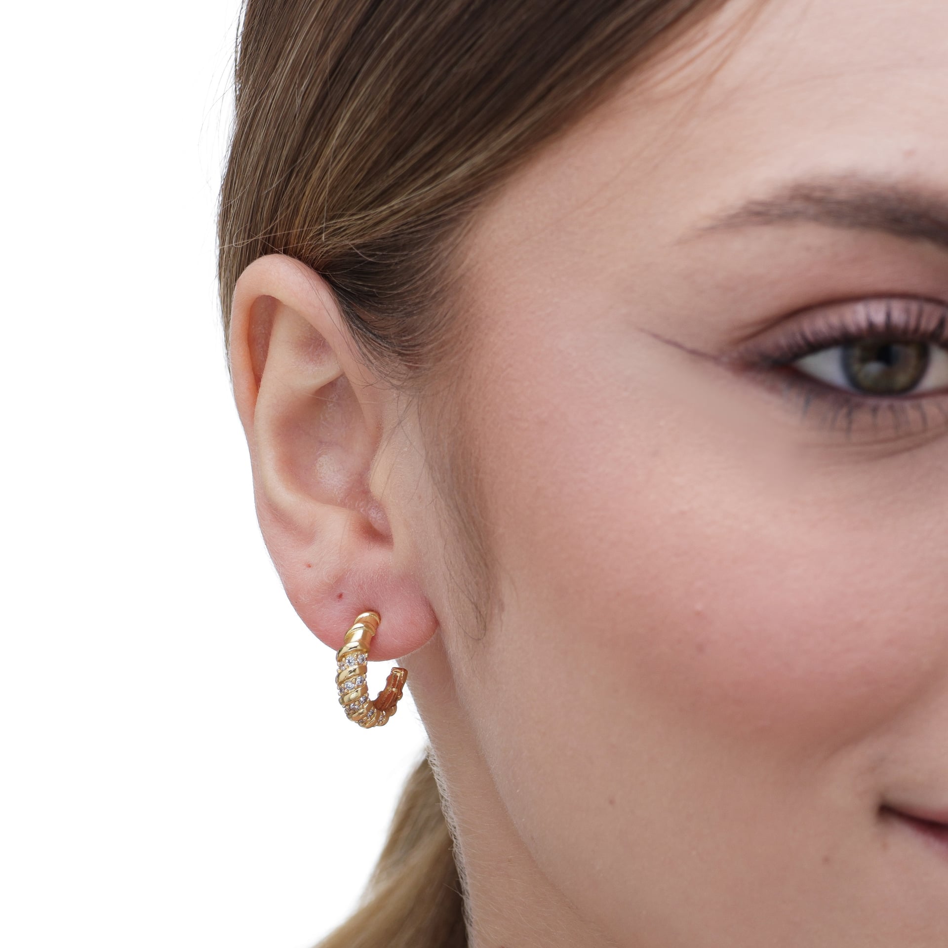 Brinco argola croissant cravejada m banhado a ouro 18k