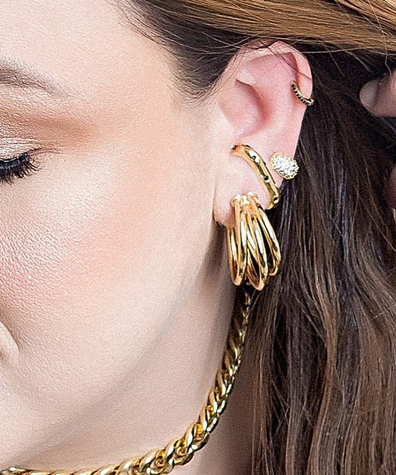 Brinco argola cravejada 6 fileiras de zircônias média banhado a ouro 18k
