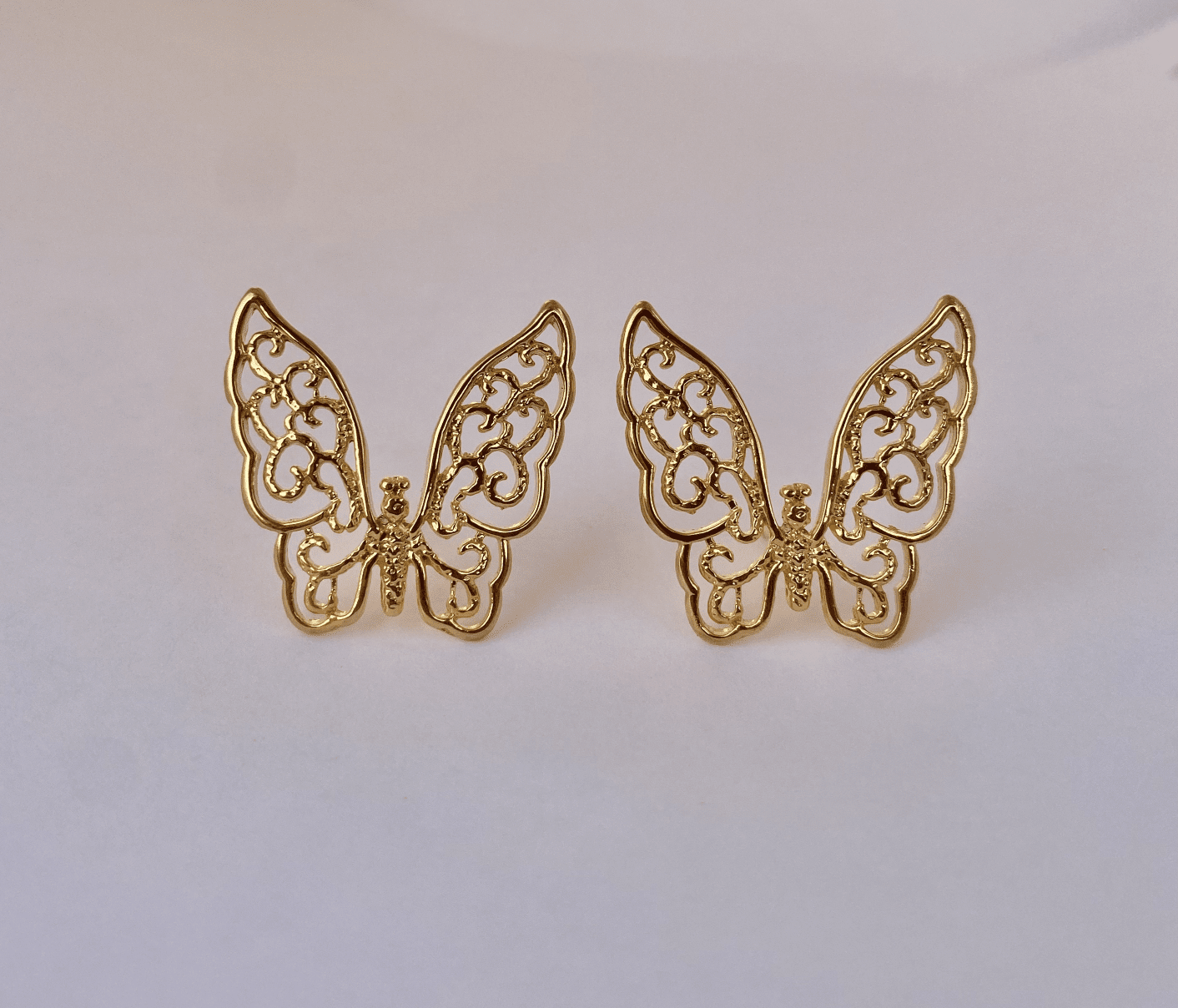 Brinco borboleta vazada banhado a ouro 18k