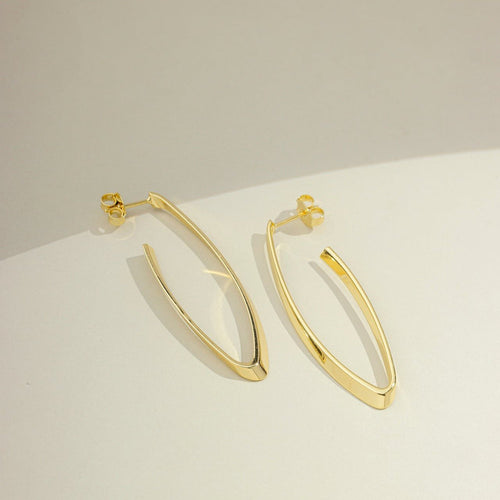 Brinco argola alongada oval grande lisa banhado a ouro 18k