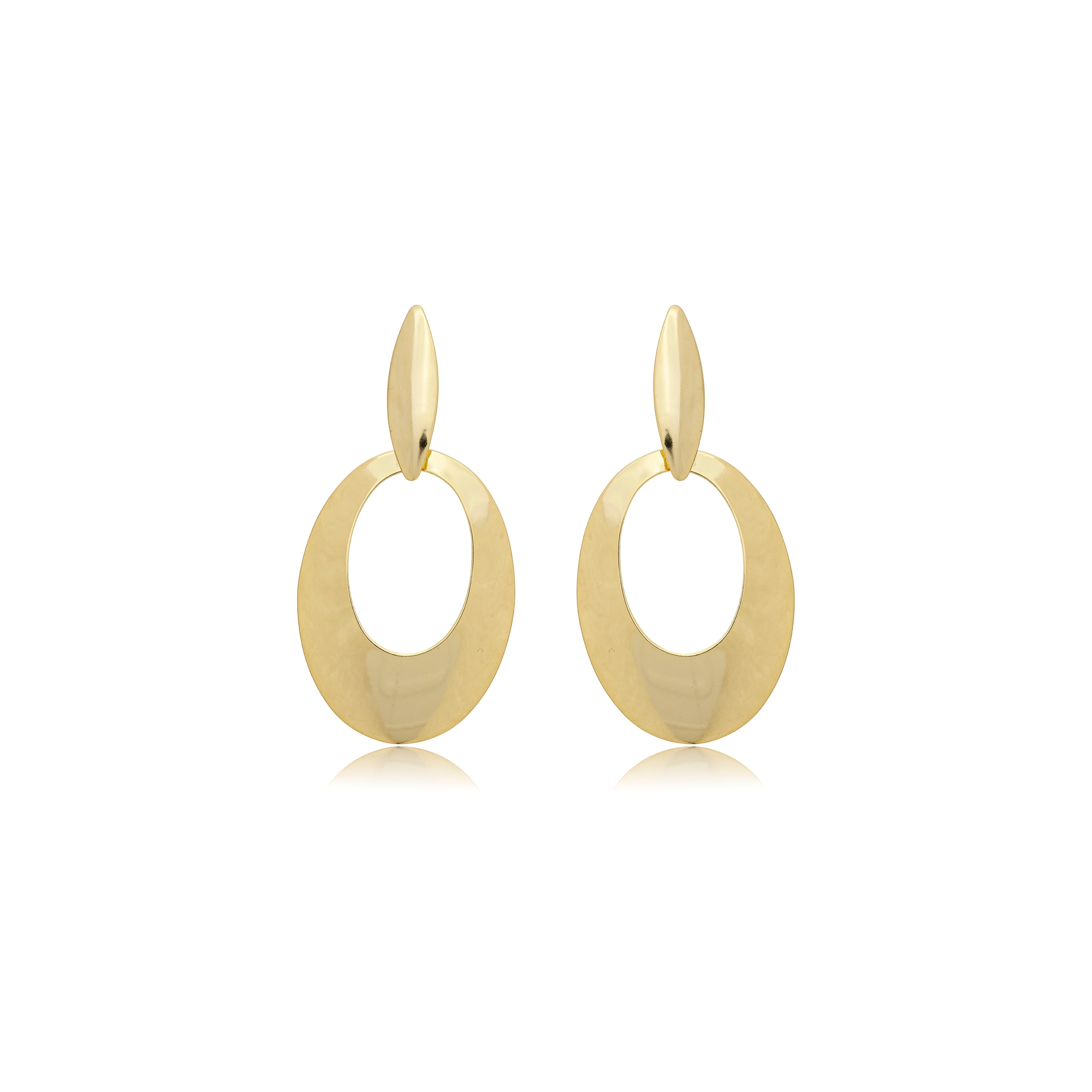 Brinco liso com detalhe oval pendurado vazado banhado a ouro 18k