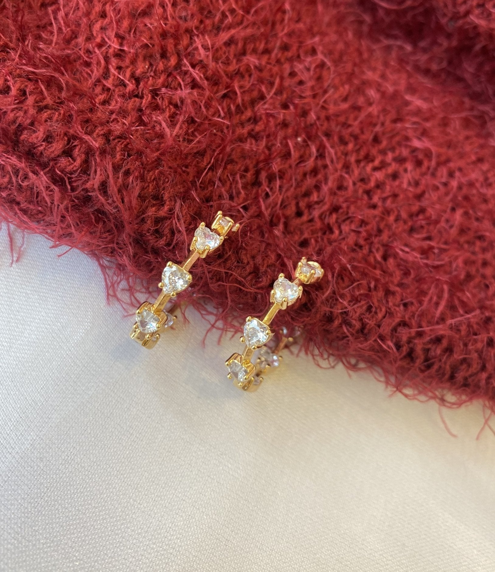 Brinco argola cristais coração banhada a ouro 18k