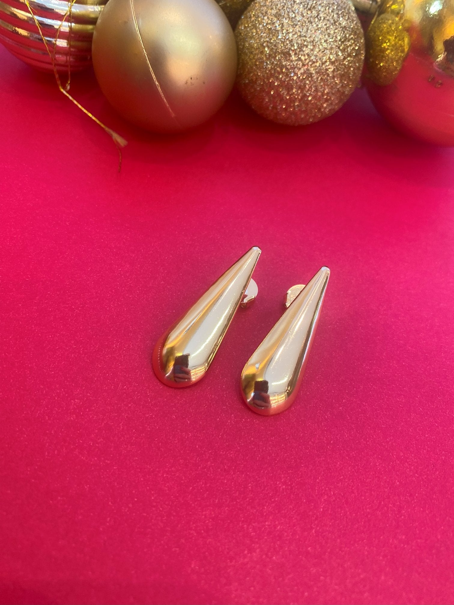 Brinco gota abaulada reta 36mm banhado a ouro 18k