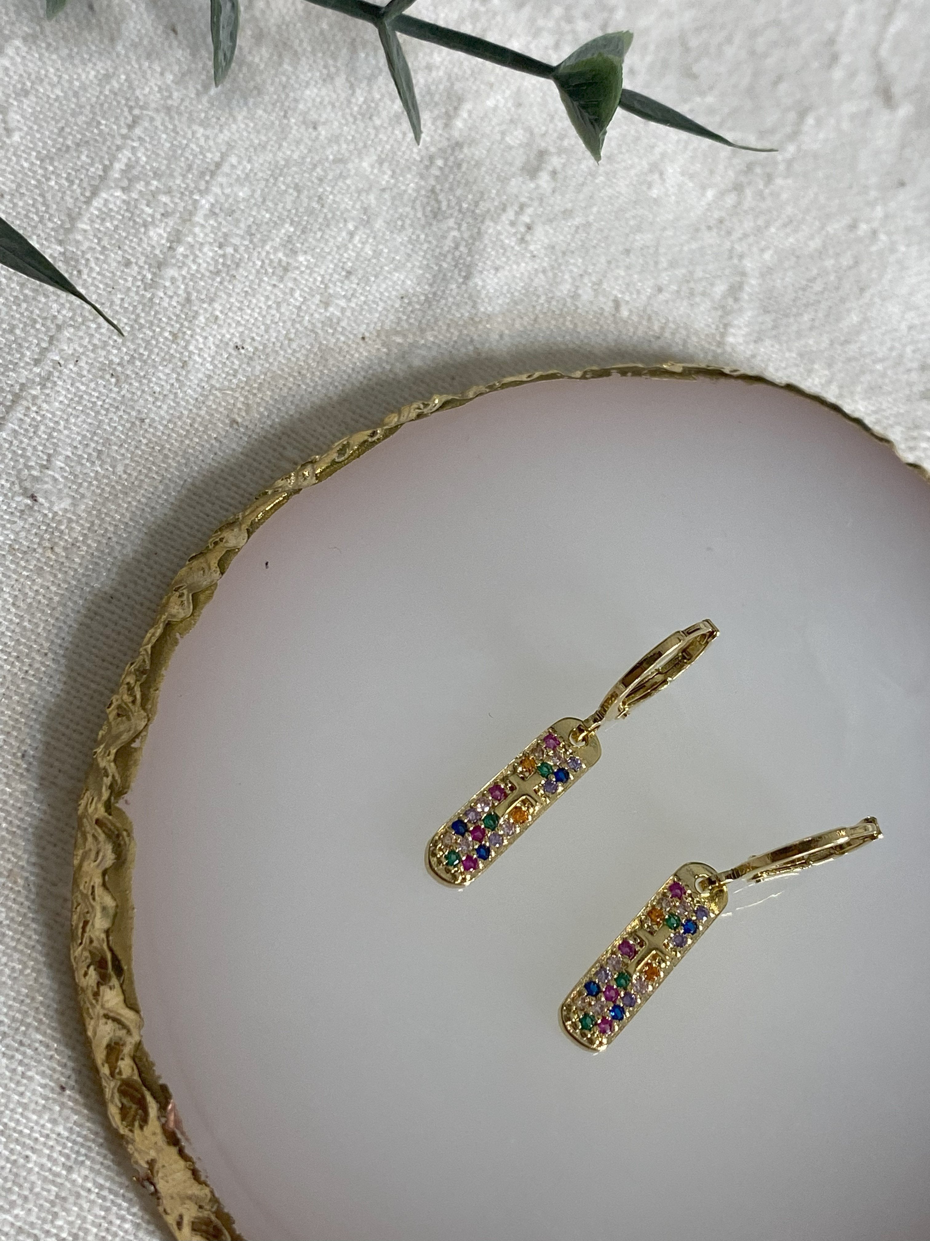 Brinco argolinha e barrinha com zircônias coloridas banhado a ouro 18k