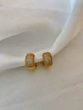 Brinco argola cravejada G (8 fileiras de zircônias) banhado a ouro 18k