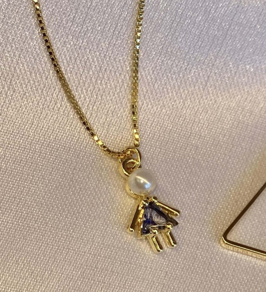Colar menina com cristal lilás e mini pérola banhado a ouro 18k