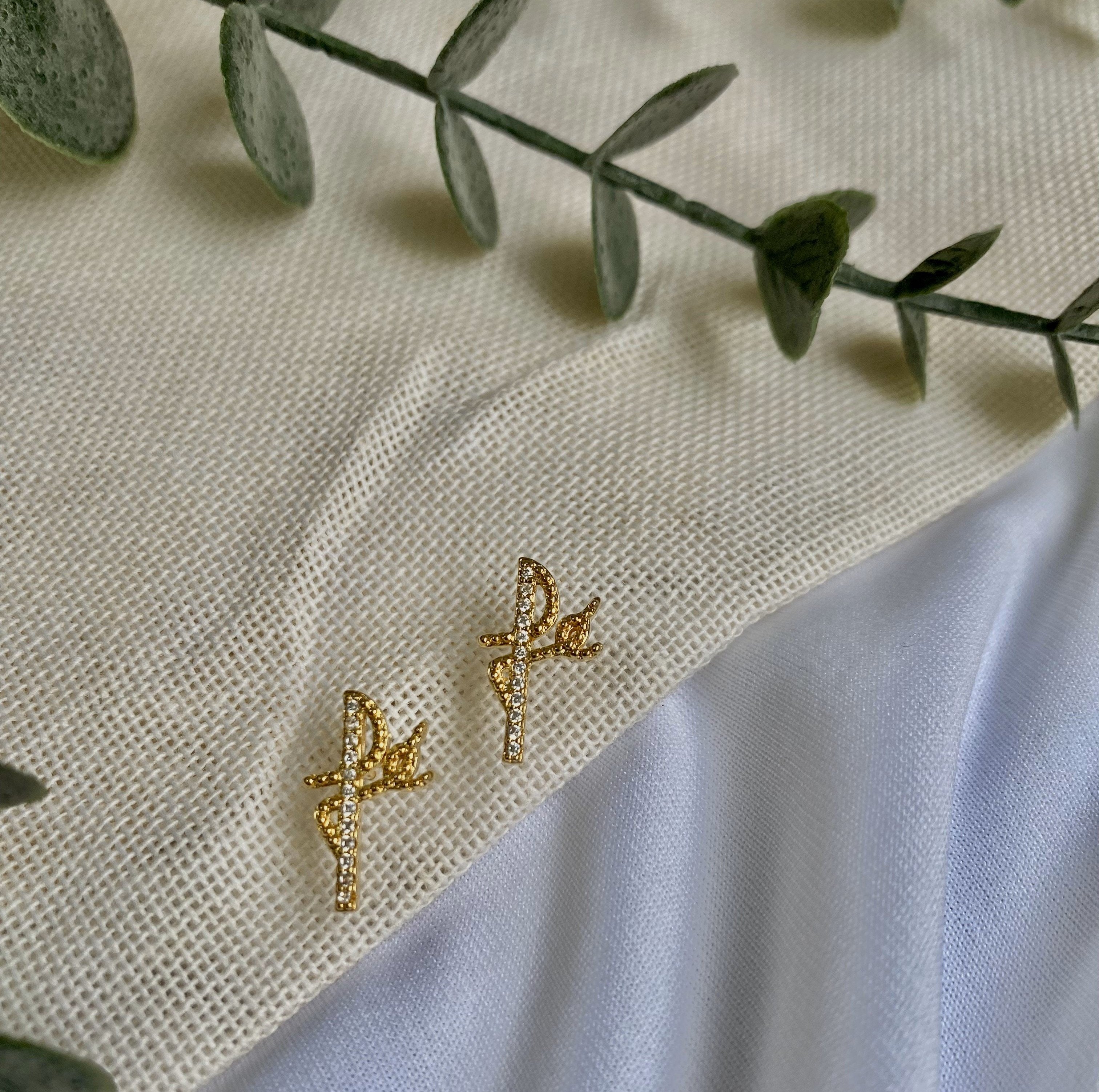 Brinco fé com microzircônias cristal banhado a ouro 18k