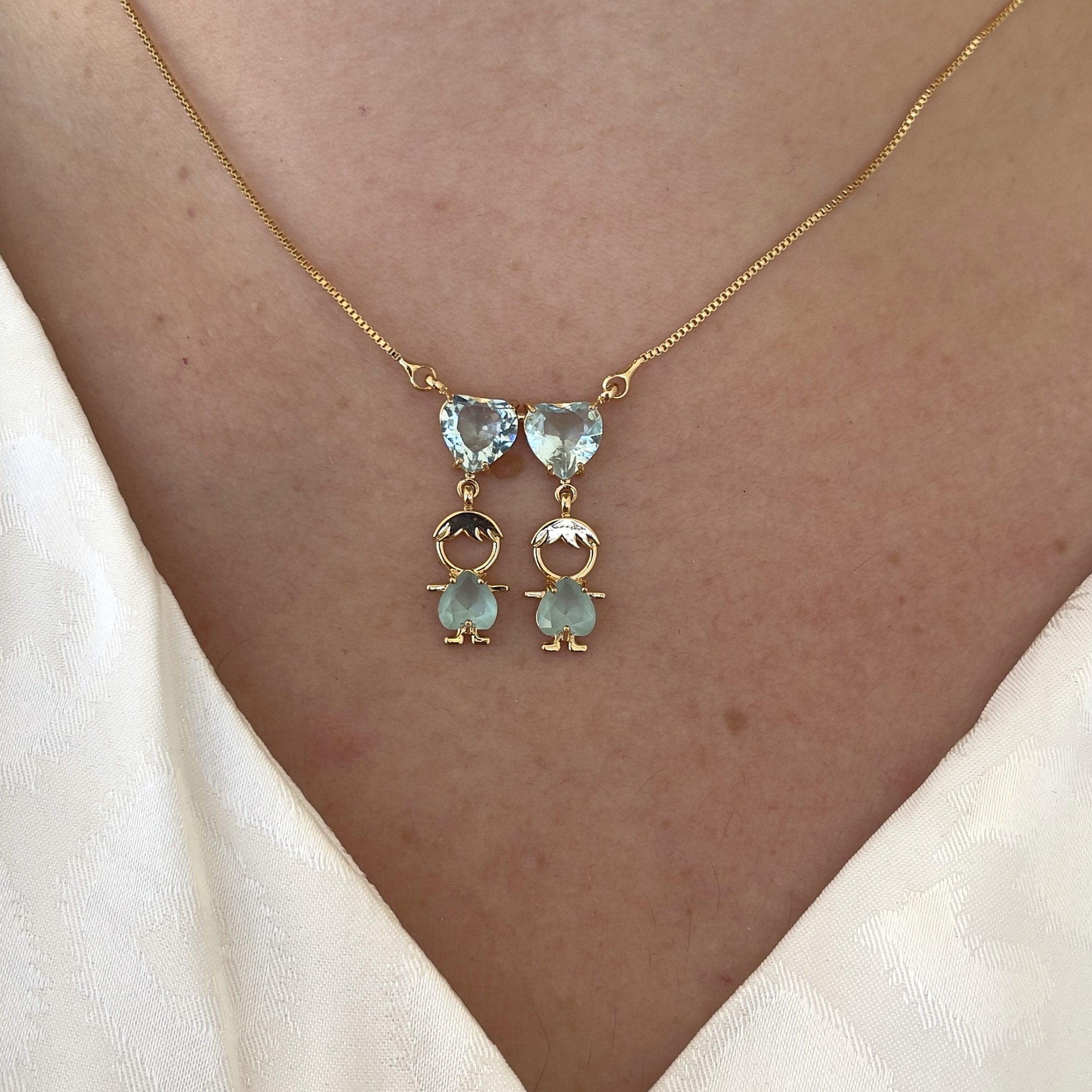 Colar 2 Meninos(as) com Corações Cristal Banhado a Ouro 18k