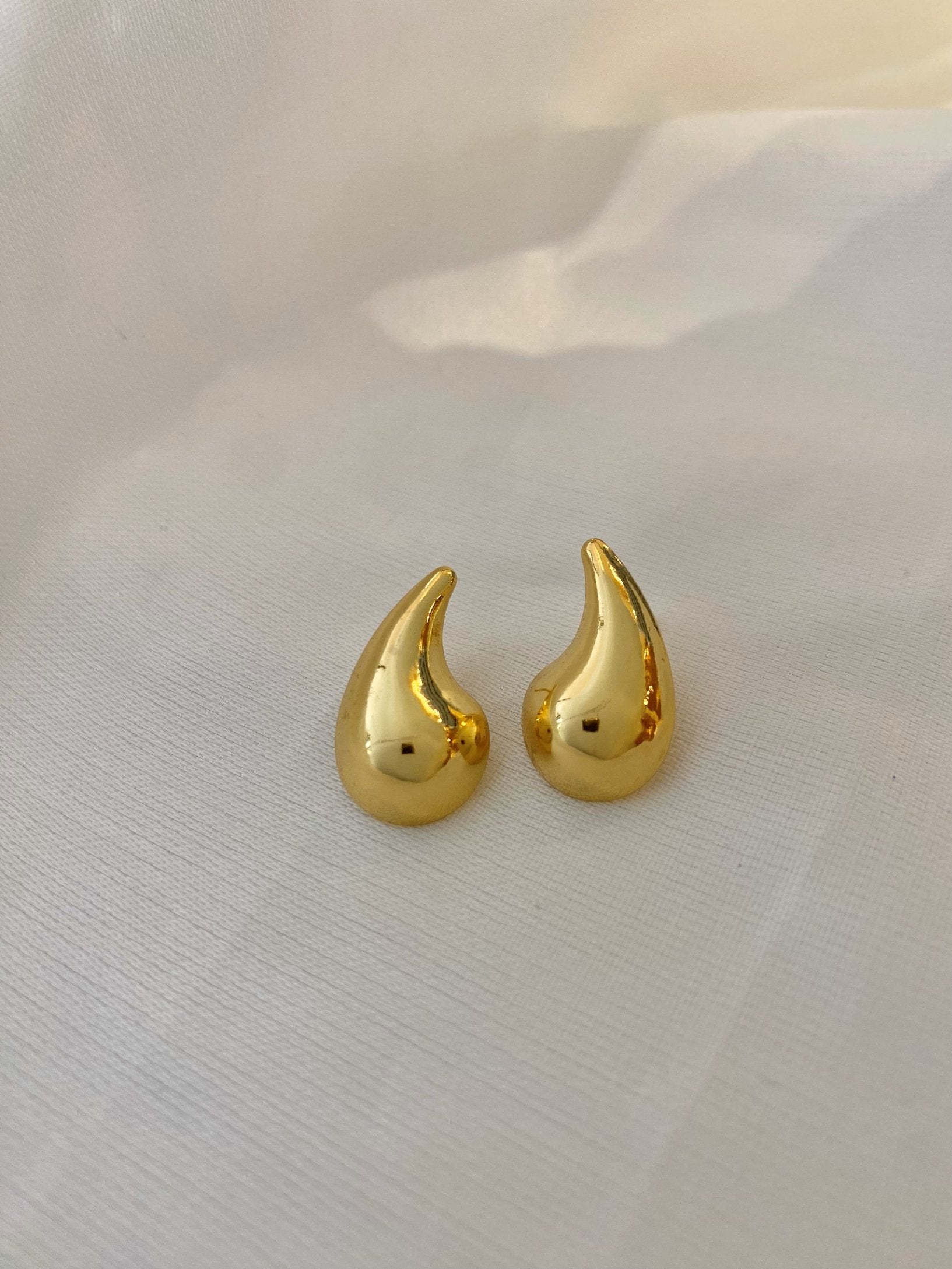 Brinco gota lisa p inspiração banhado a ouro 18k
