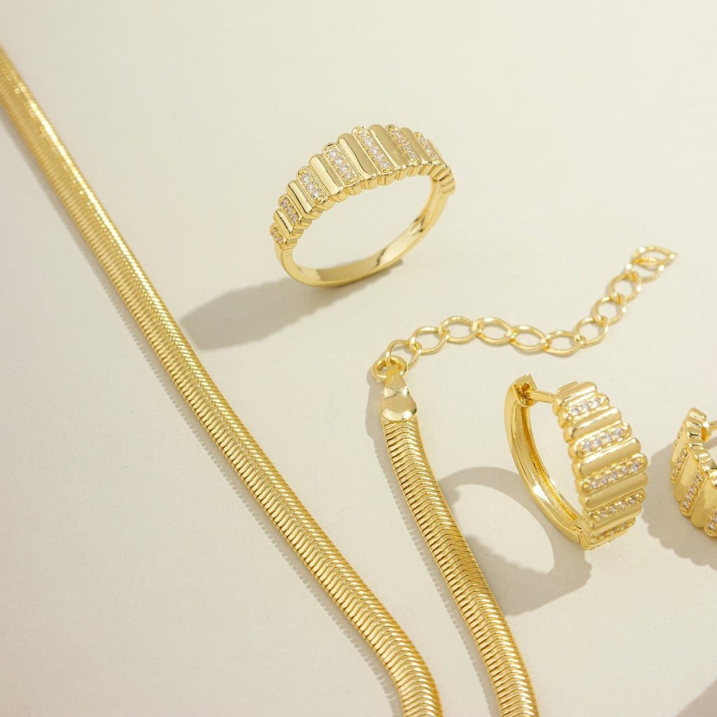 Anel riscos verticais lisos e cravejados com zircônias intercalados banhado a ouro 18k