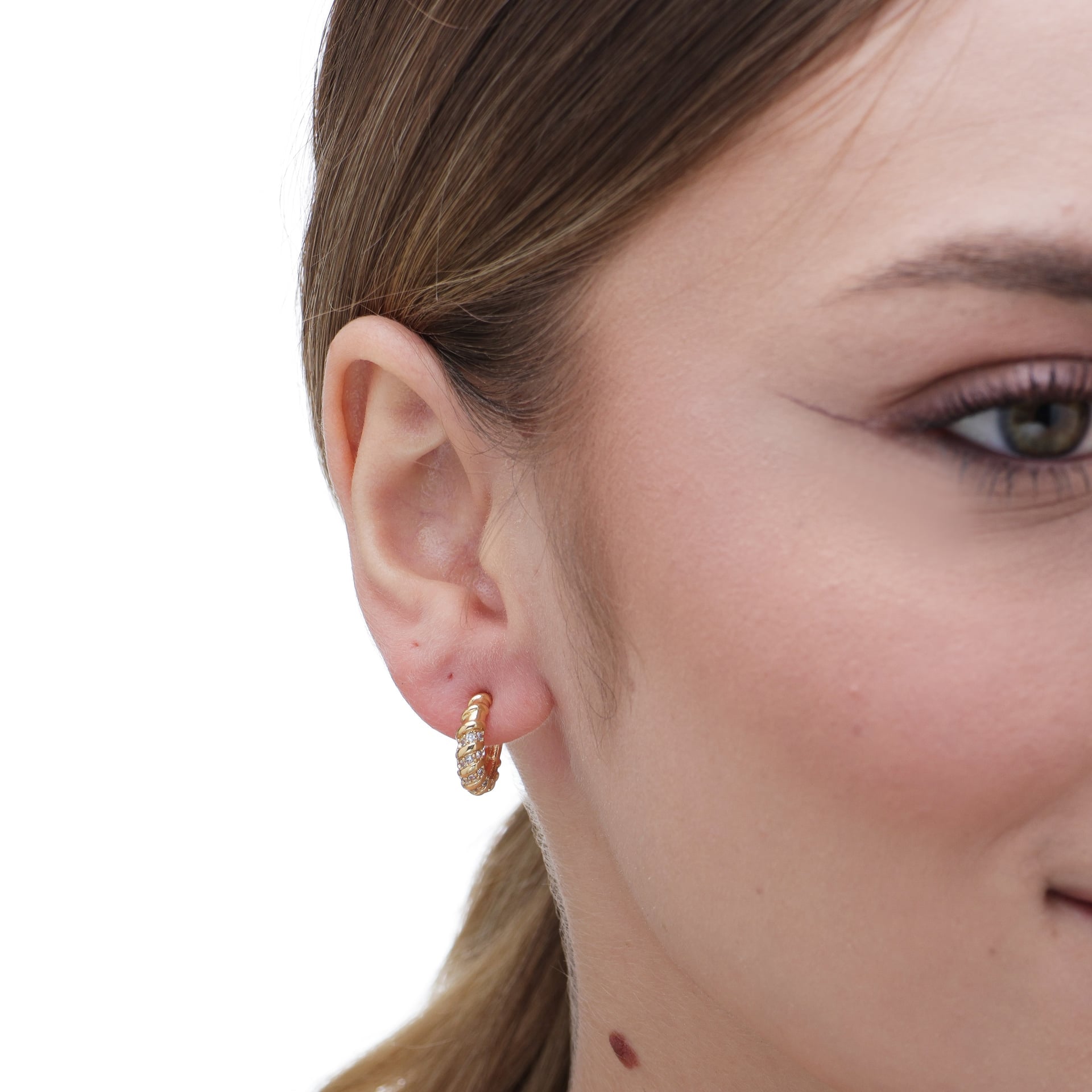 Brinco argola croissant cravejada p banhado a ouro 18k