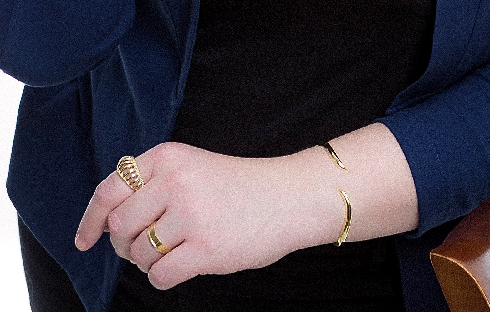 Bracelete aberto liso com pontas banhado a ouro 18k