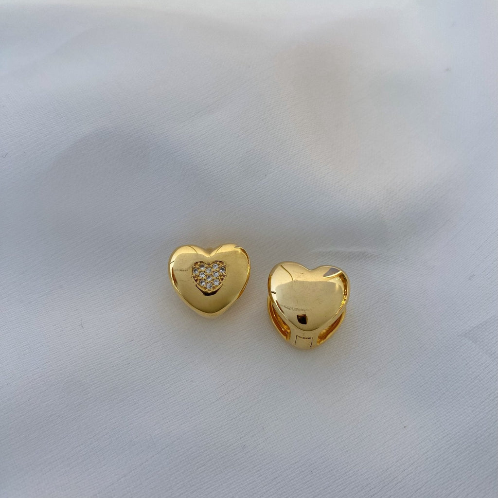 Brinco articulado em formato de coração liso com coração cravejado no meio banhado a ouro 18k