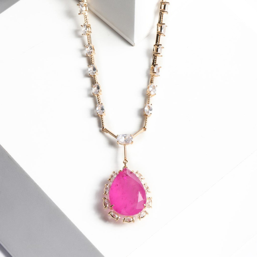 Colar com gota natural e zircônias ovais banhado a ouro 18k