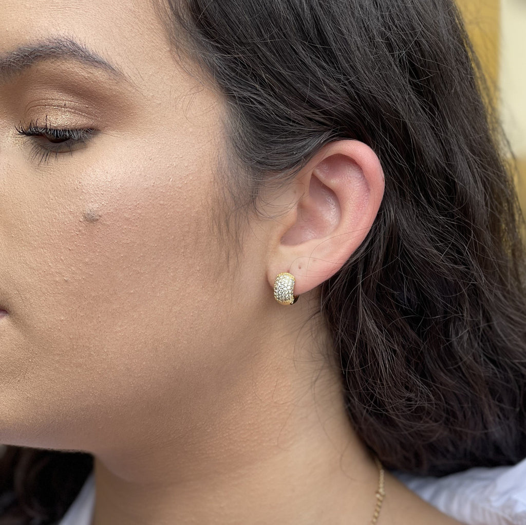 Brinco argola cravejada 6 fileiras de zircônias média banhado a ouro 18k
