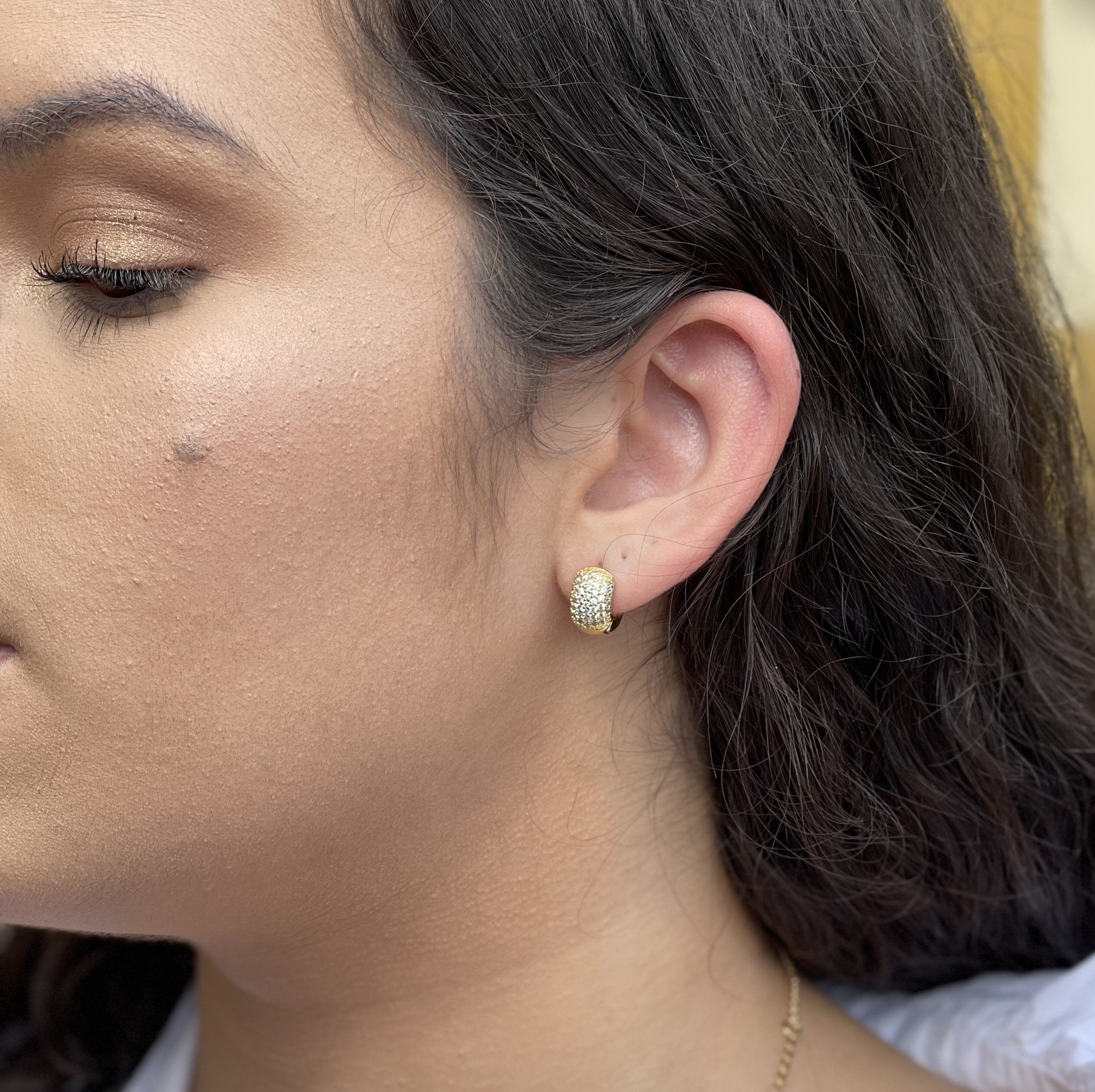 Brinco argola cravejada 6 fileiras de zircônias média banhado a ouro 18k