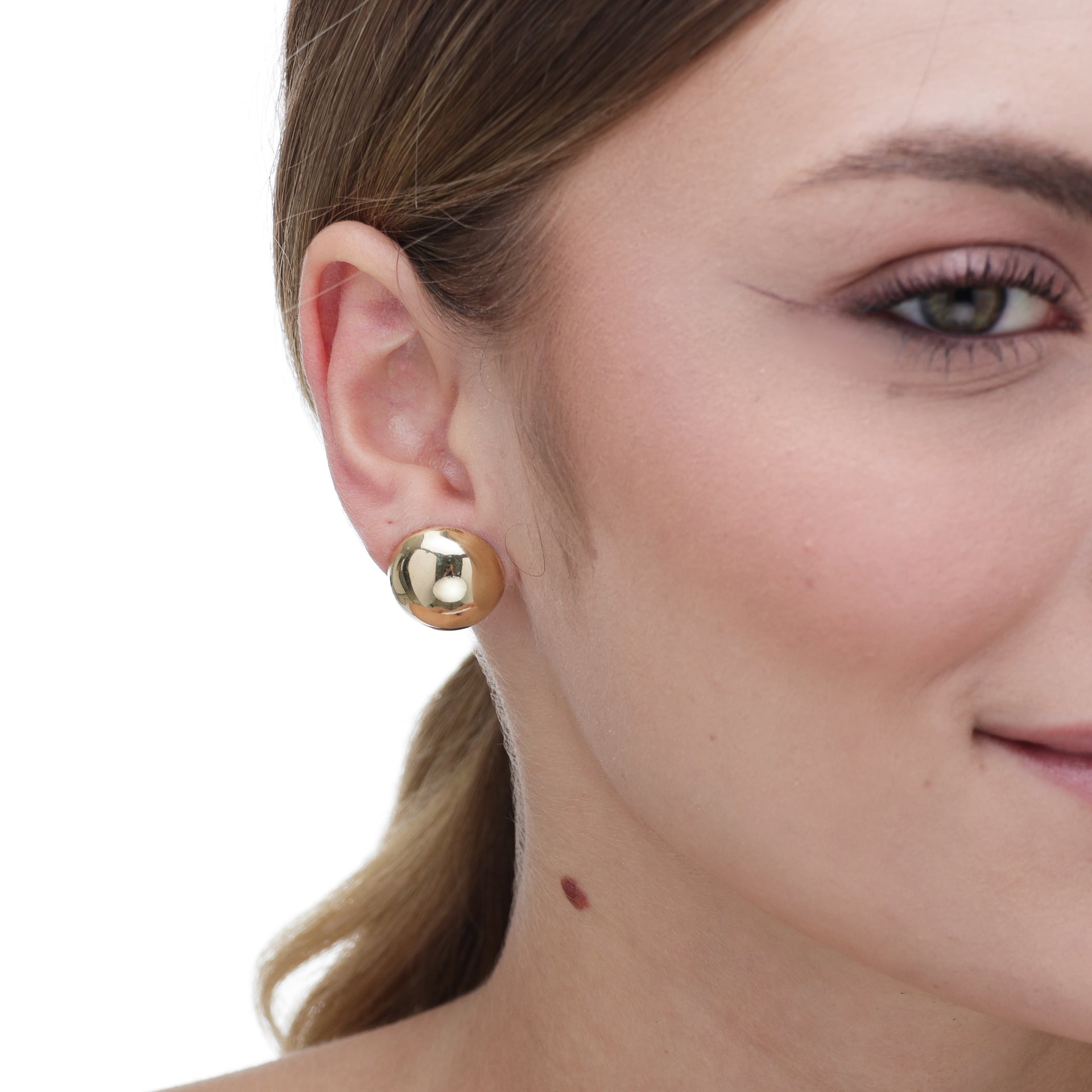 Brinco meia esfera pequena lisa banhado a ouro 18k