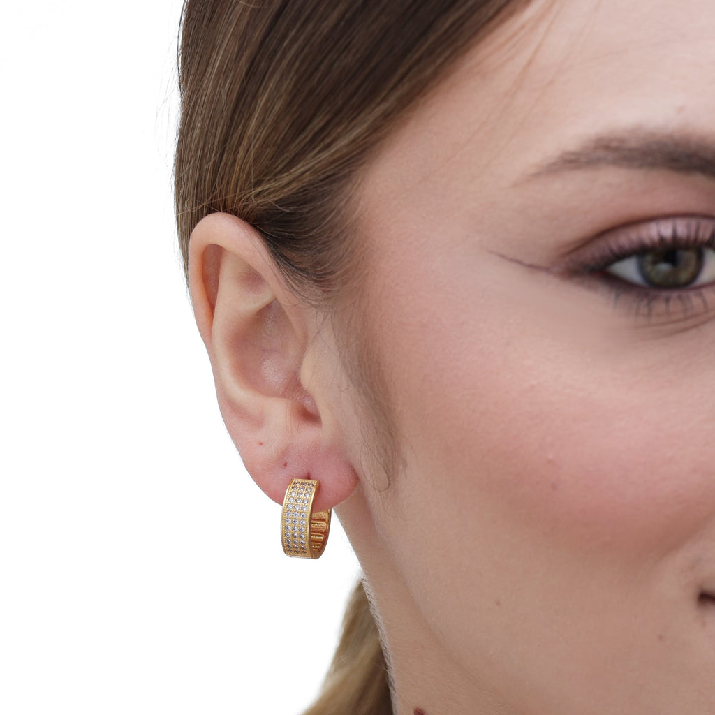 Brinco argola cravejada média 3 fileiras de zircônias banhado a ouro 18k