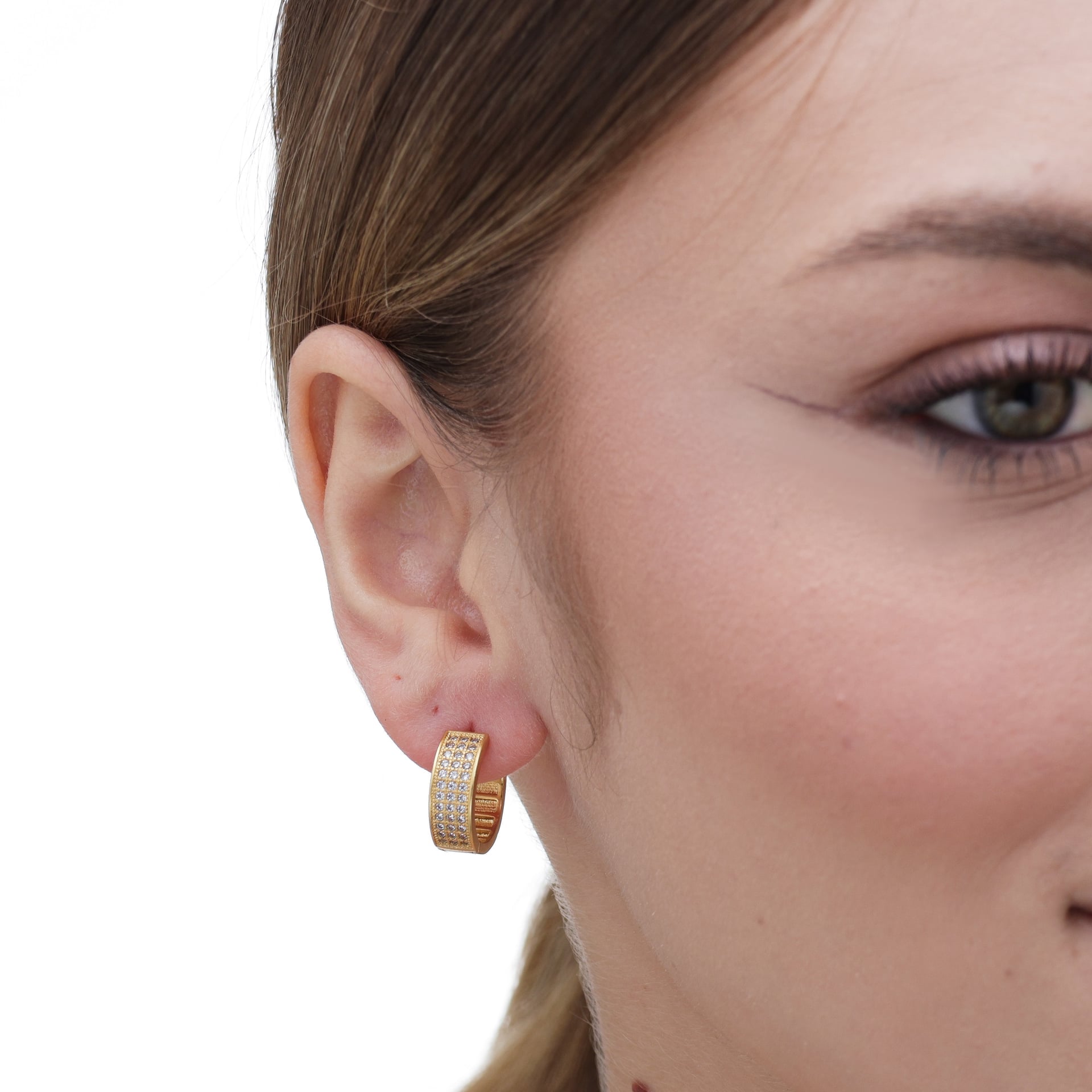 Brinco argola cravejada média 3 fileiras de zircônias banhado a ouro 18k