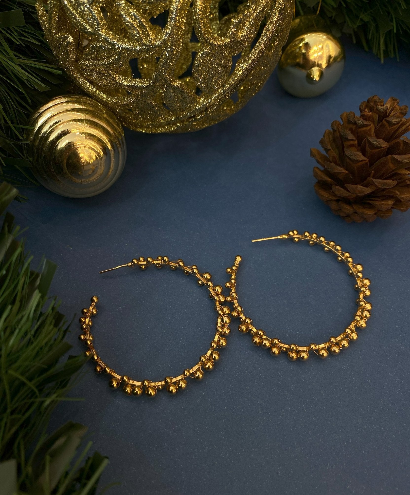 Brinco argola com bolinhas banhado a ouro 18k