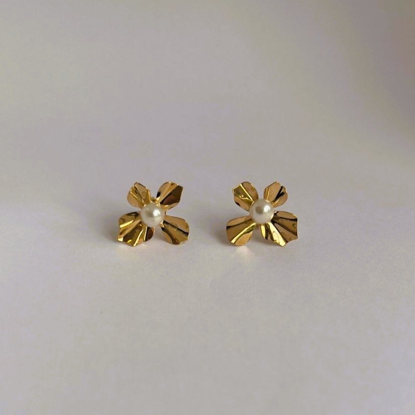 Brinco Orgânico de Flor com Mini Pérola Banhado a Ouro 18k