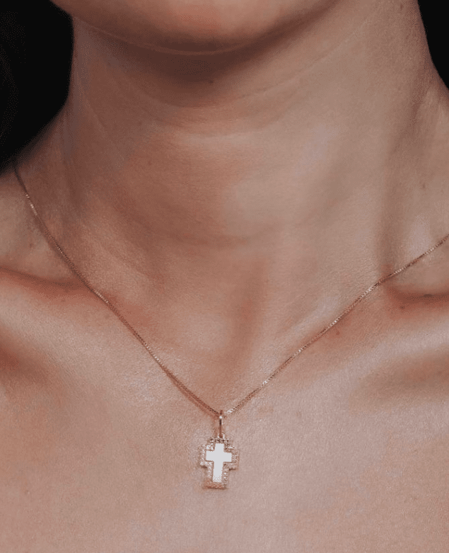 Colar cruz madrepérola cravejado colorido banhado a ouro 18k