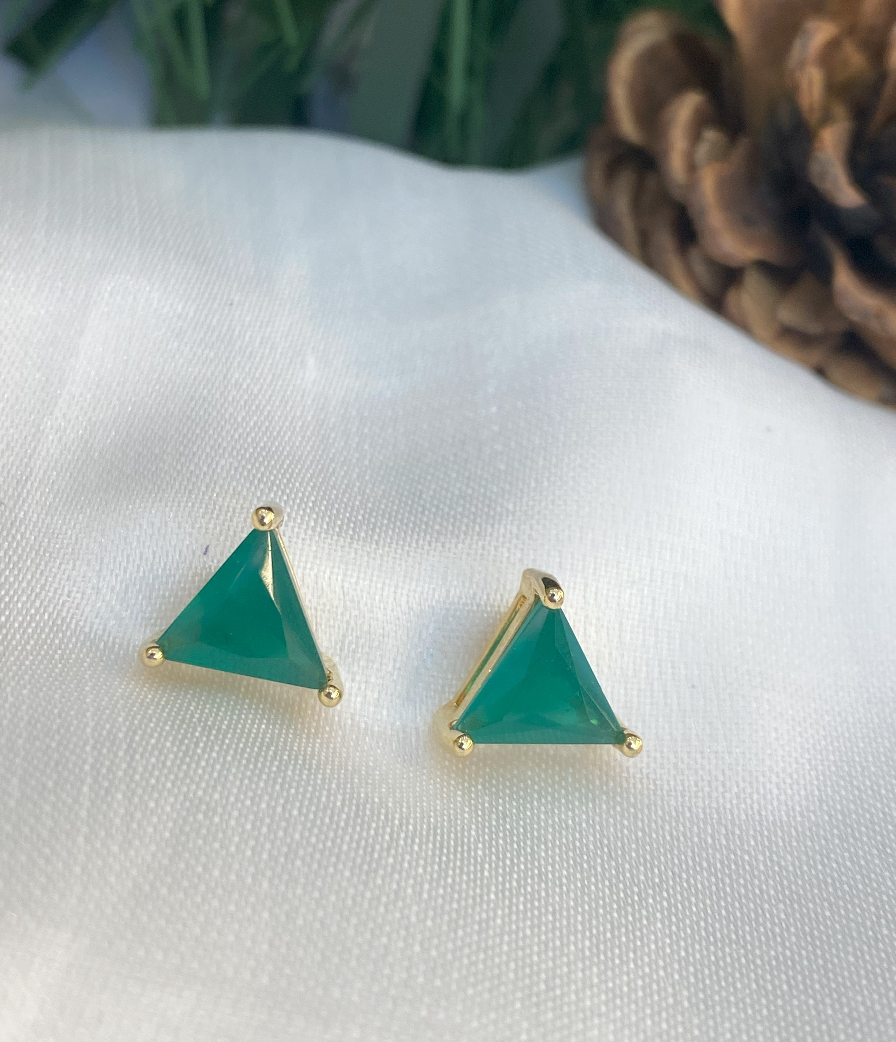 Brinco triângulo pedra verde banhado a ouro 18k