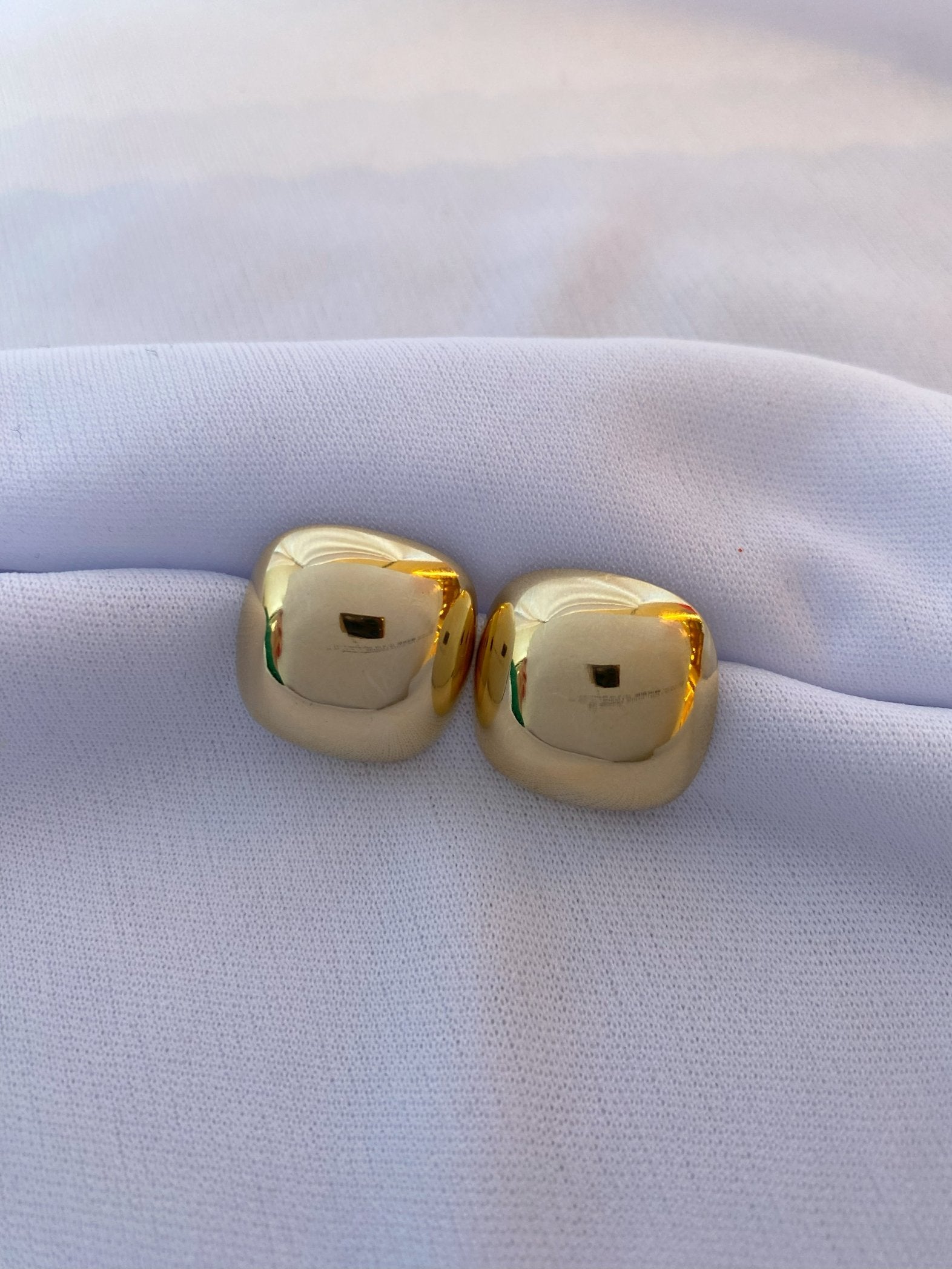 Brinco Arredondado Abaulado "Meia Esfera" Banhado a Ouro 18K
