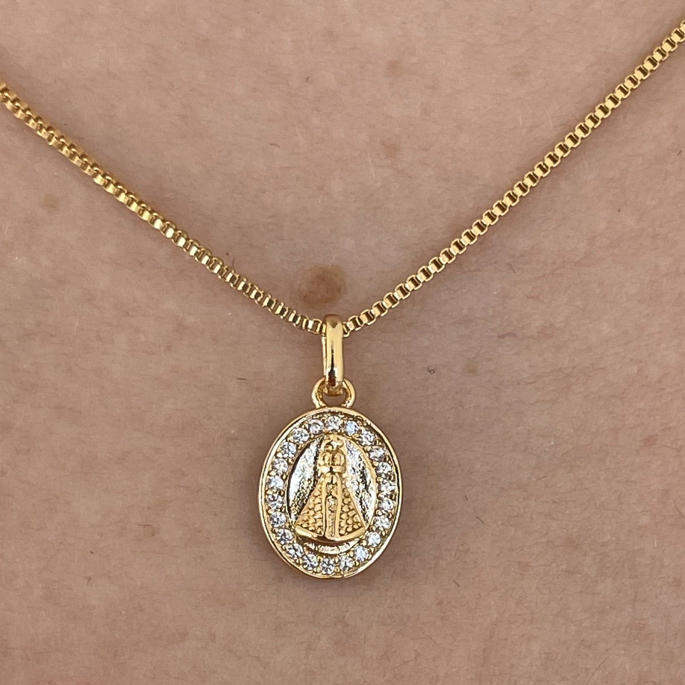 Colar veneziana com pingente Nossa Senhora cravejado cristal banhado a ouro 18k