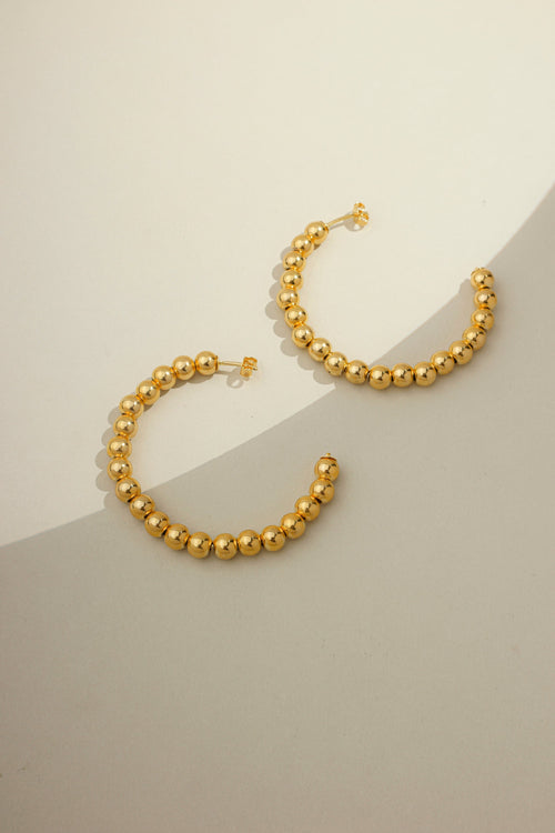 Brinco argola com bolas lisas banhado a ouro 18k