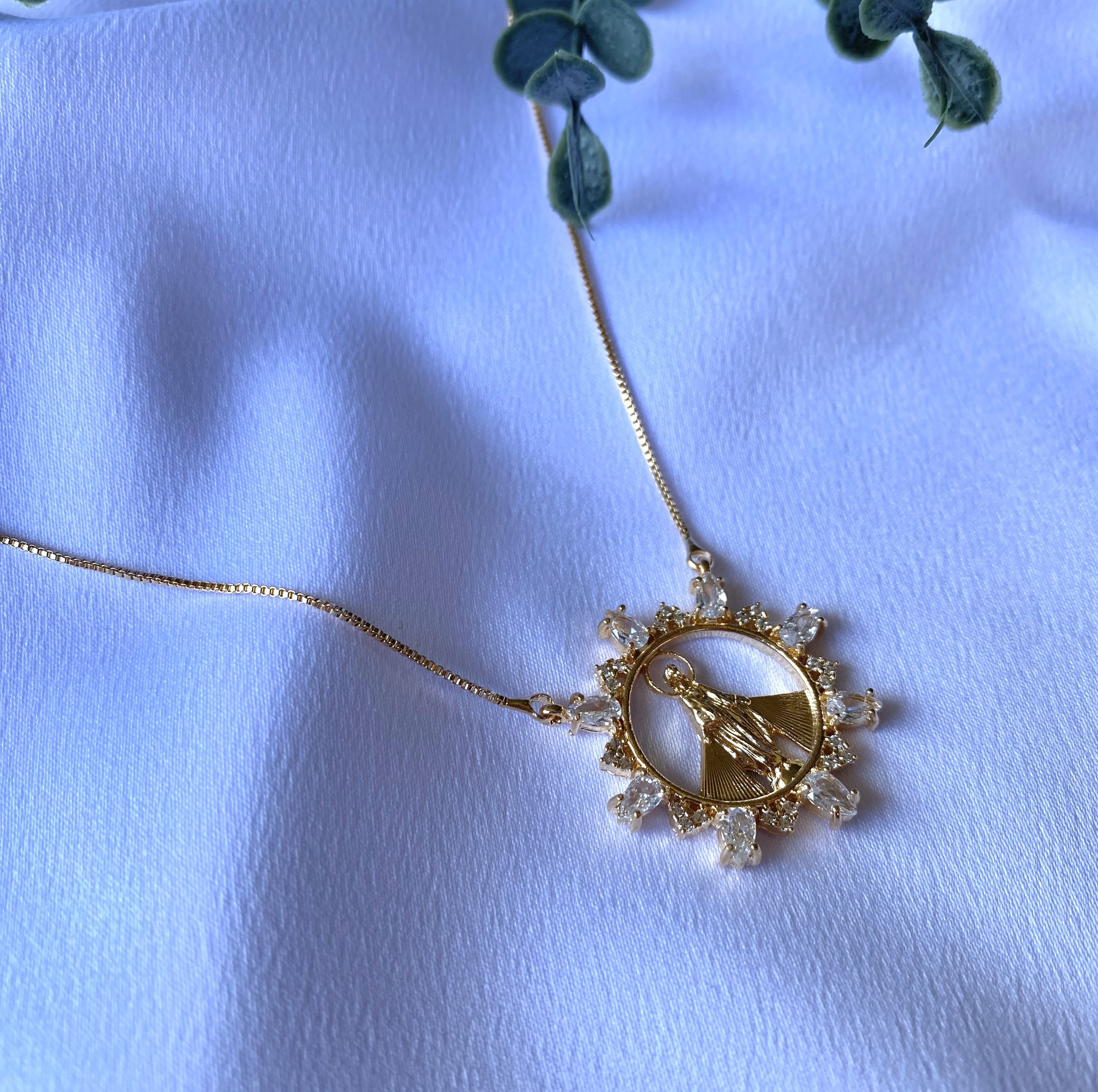 Colar Nossa Senhora com microzircônias banhado a ouro 18k