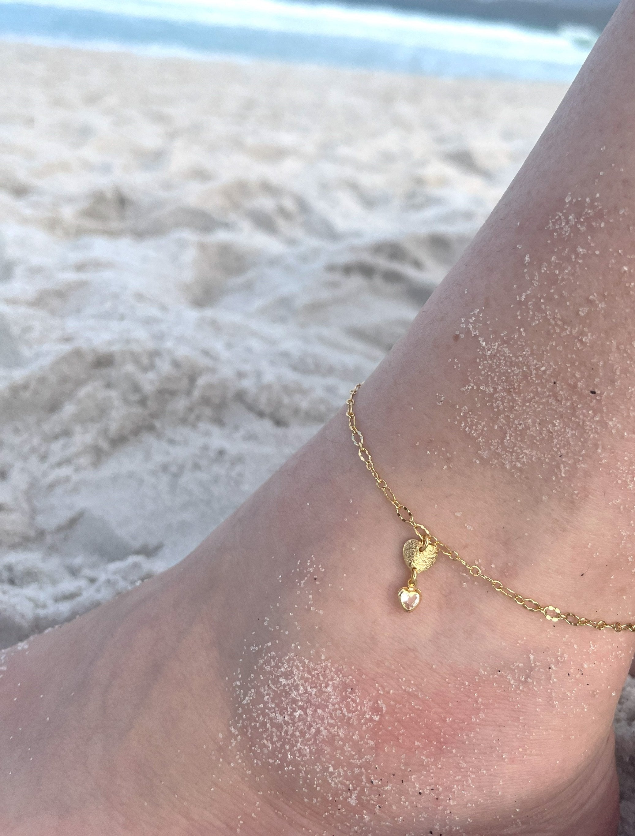 Tornozeleira coração fosco e cristal pendurados banhado a ouro 18k