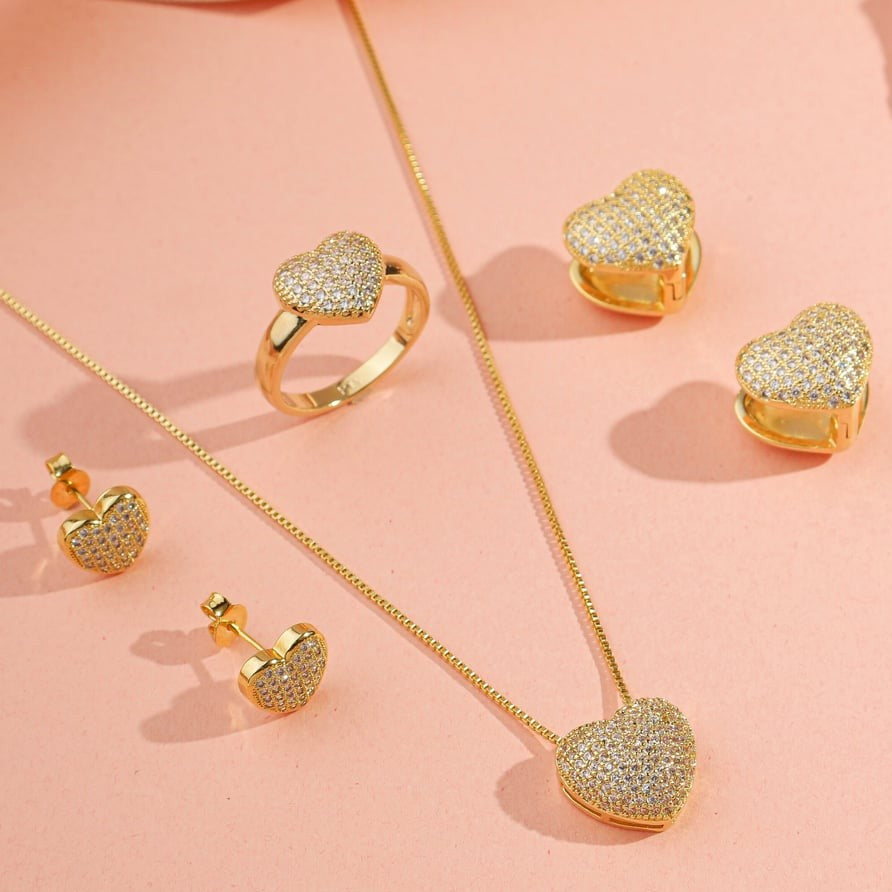 Brinco coração cravejado articulado banhado a ouro 18k