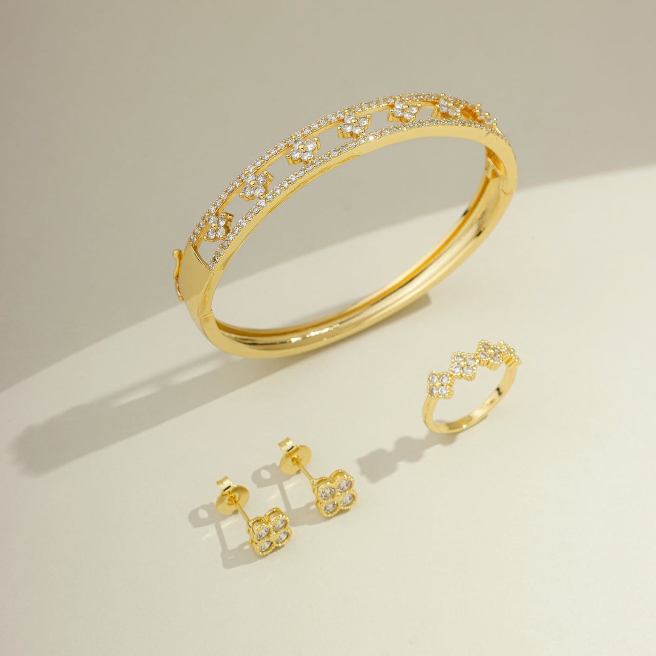 Anel trevo cravejado com zircônias banhado a ouro 18k